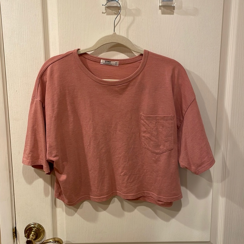 Pink cropped T-shirt with little pocket